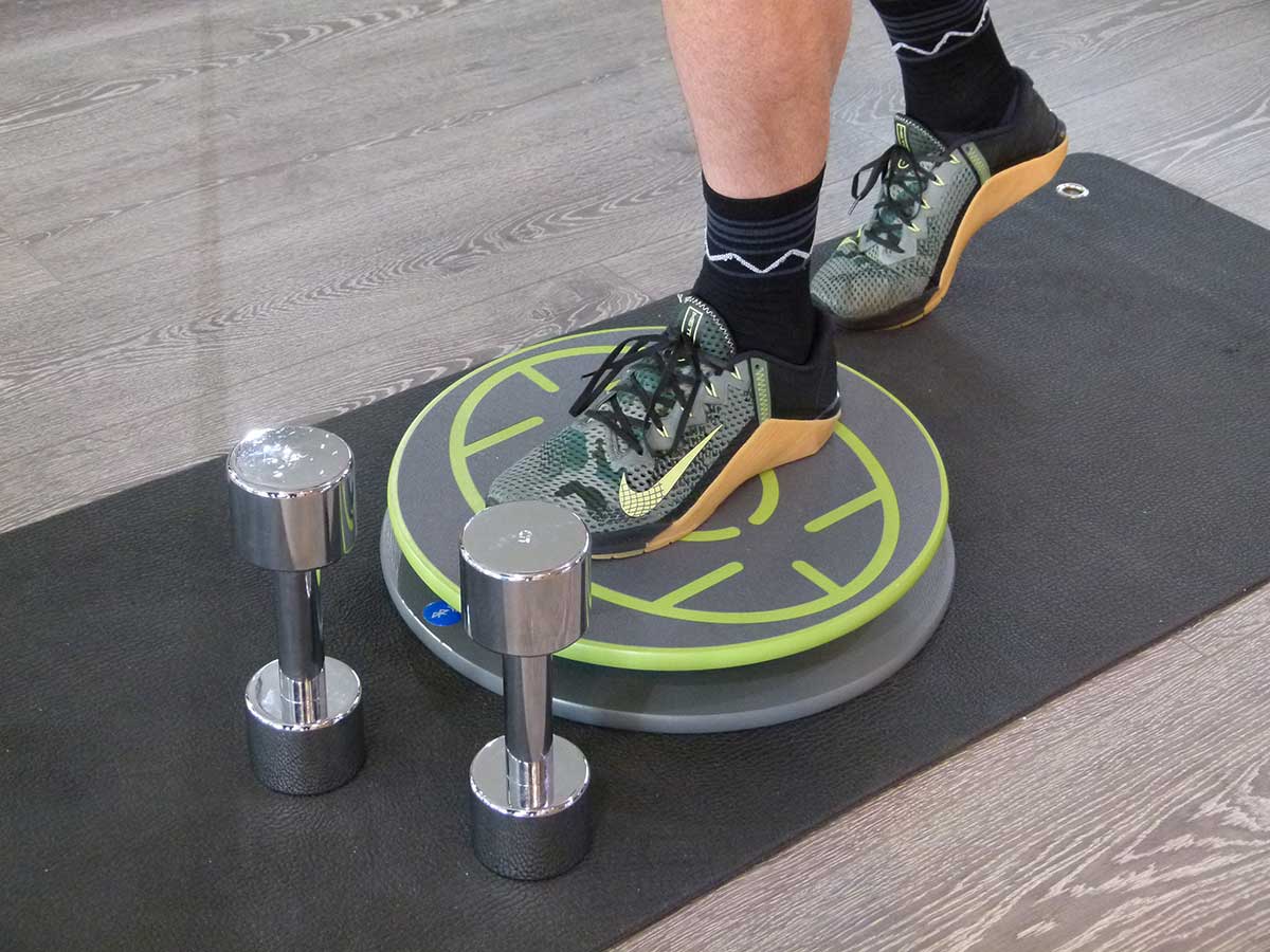 MFT Übung 506 Stabilisieren einbeinig mit Ausfallschritt und Frontheben
