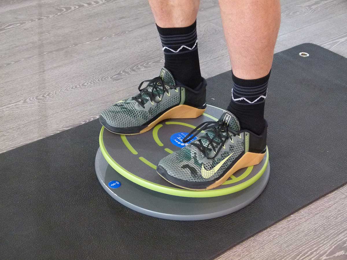 MFT Übung 512 Beidbeinige Kniebeuge klassisch mit Balance-Control