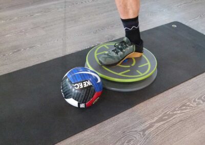 520 Stabilisieren einbeinig mit Ball rollen