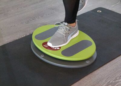 218 Stabilisation einbeinig mit Knieheben