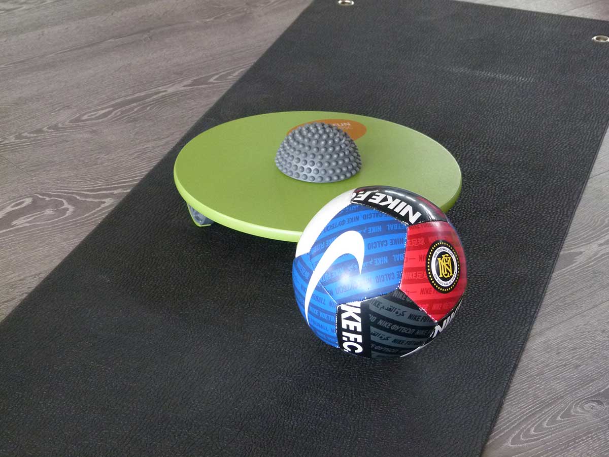 MFT Übung 112 Ball am Boden rollen