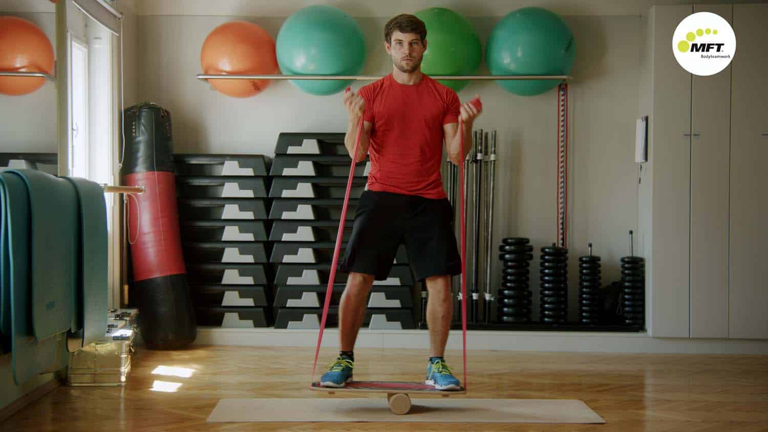 MFT Indoor Board Übung 704: Theraband vorne