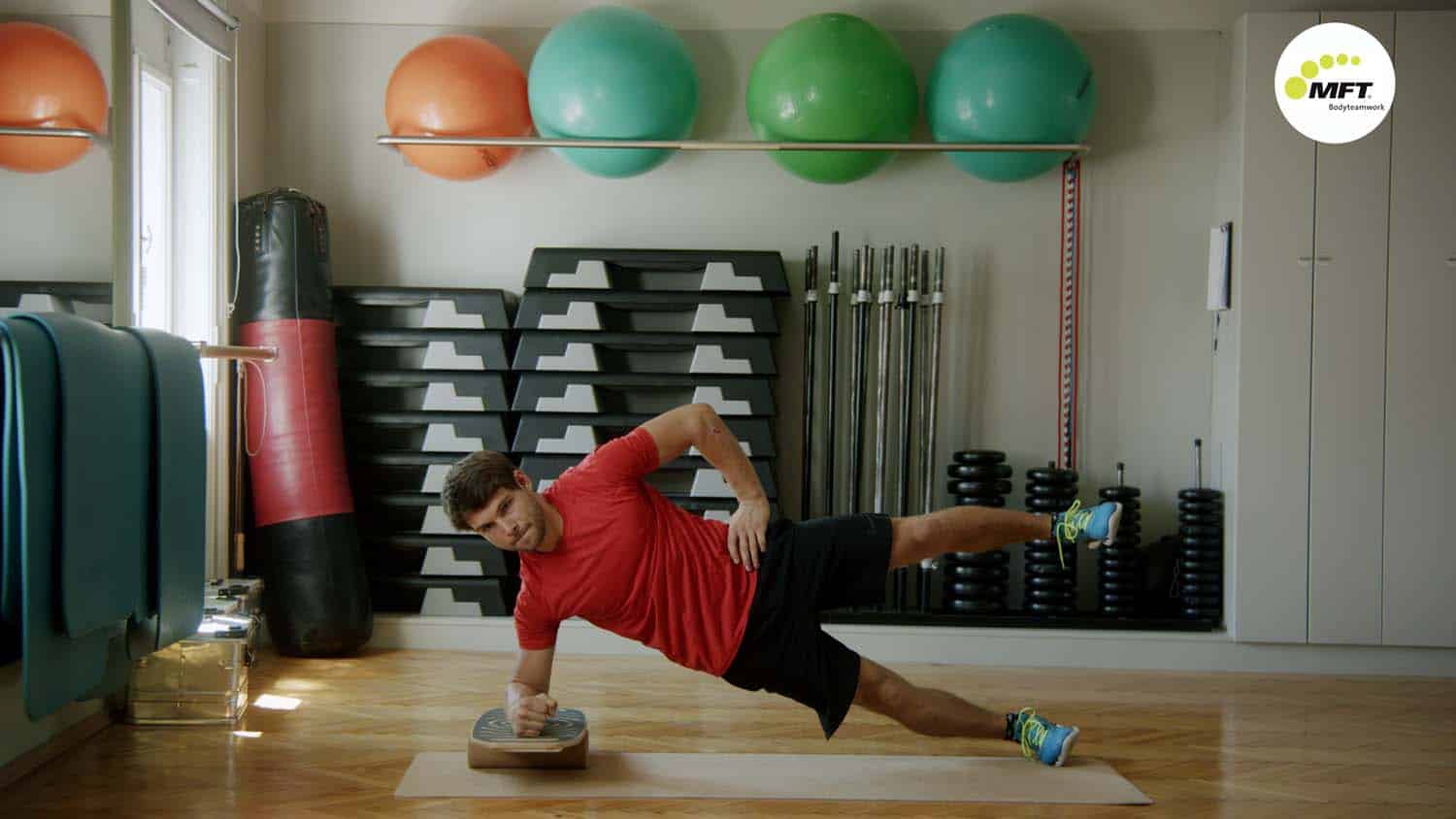 712a-sideplank-mit-bein-anheben MFT Indoor Board Übung 712a: Sideplank mit Beinheben