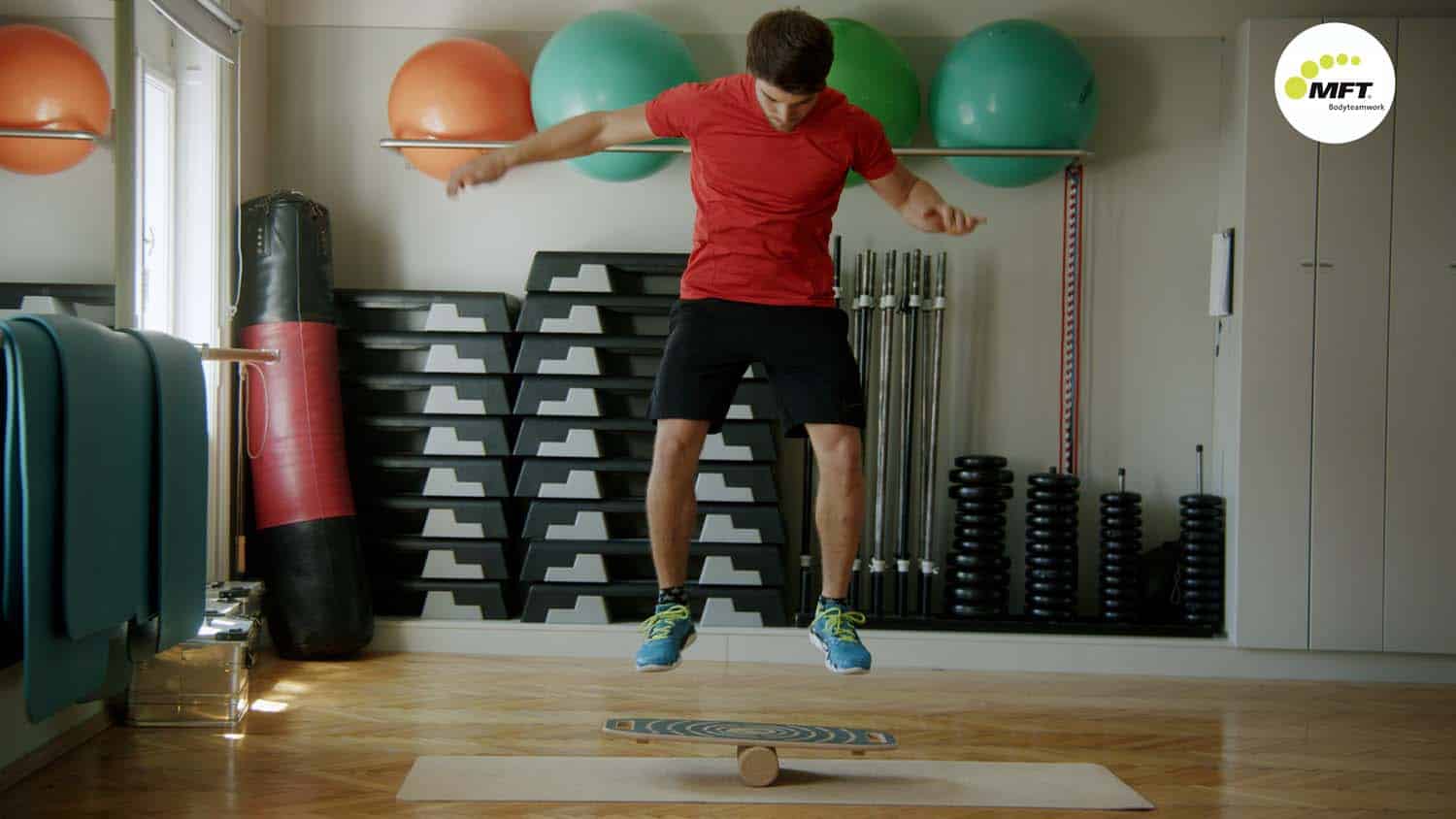 715-kniespruenge MFT Indoor Board Übung 715: Kniesprünge